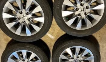 
										Honda mud and snow all season tires and factory rims 205 55 R16 full									