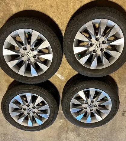 
								Honda mud and snow all season tires and factory rims 205 55 R16 full									