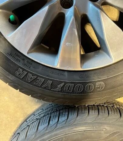 
								Honda mud and snow all season tires and factory rims 205 55 R16 full									